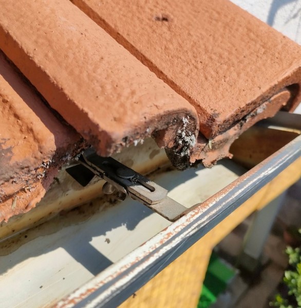 軒樋清掃完了　仮撤去した軒樋を戻しました